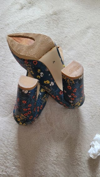 Zapatos de tacón floral talla 38 Precio 20 euros.