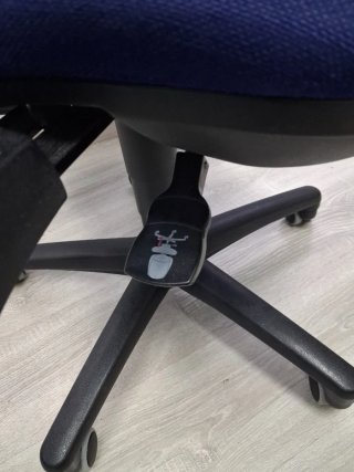 Silla de oficina ergonómica azul y negra