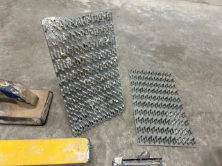 Herramientas albañil: cubos, llanas, niveles