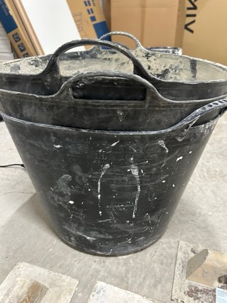 Herramientas albañil: cubos, llanas, niveles