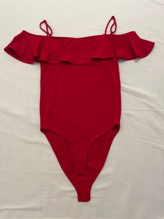 Body rojo con volantes y tirantes