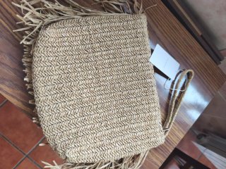 Bolso de mano de rafia con etiqueta