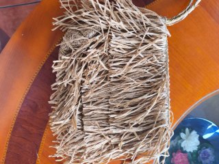 Bolso de mano de rafia con etiqueta