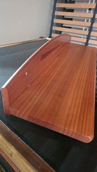Scaffali in legno massello tonalità miele