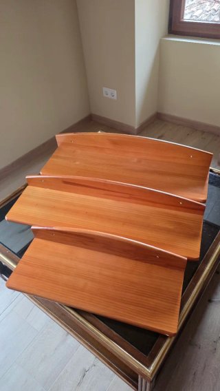 Scaffali in legno massello tonalità miele