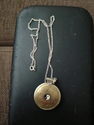 Collar de plata con colgante redondo