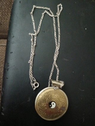Collar de plata con colgante redondo