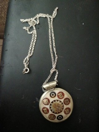 Collar de plata con colgante redondo