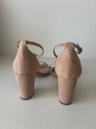 Sandalias Unisa Beige con perlas blancas.