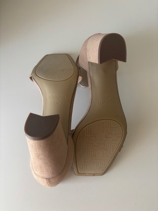 Sandalias Unisa Beige con perlas blancas.