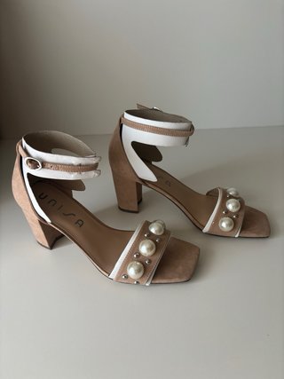 Sandalias Unisa Beige con perlas blancas.