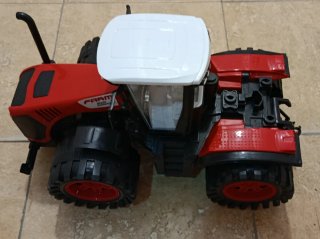 Tractor de juguete rojo y blanco