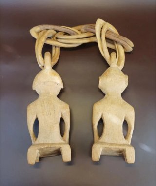 Pareja Unida en Cadena de Madera Tallada