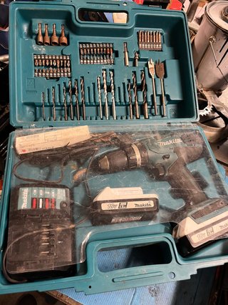 Taladro Percutor Makita 18V + Accesorios
