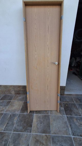 2 Puerta de madera seminueva con puño de aceroinox