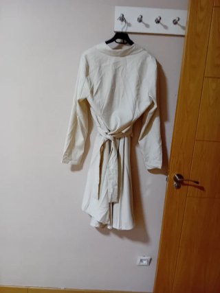Conjunto de chaqueta y falda color crema