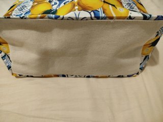 Borsa mare fantasia con pochette fantasia limoni.