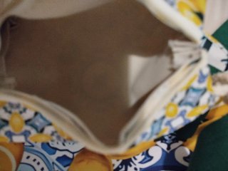 Borsa mare fantasia con pochette fantasia limoni.