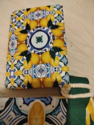 Borsa mare fantasia con pochette fantasia limoni.