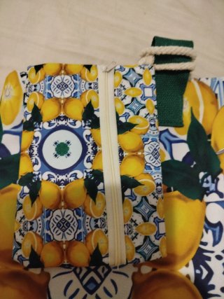 Borsa mare fantasia con pochette fantasia limoni.