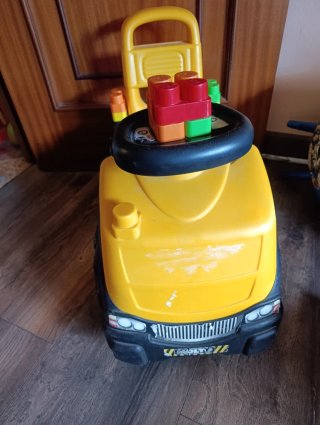 Coche correpasillos amarillo y negro