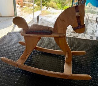 Caballito de madera para niños
