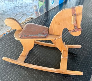 Caballito de madera para niños