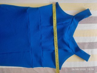 Vestido azul elegante con volantes