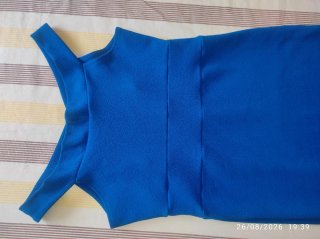 Vestido azul elegante con volantes