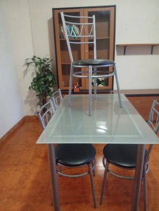 Mesa cristal y 4 sillas polipiel