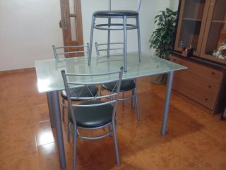 Mesa cristal y 4 sillas polipiel