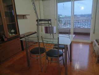 Mesa cristal y 4 sillas polipiel
