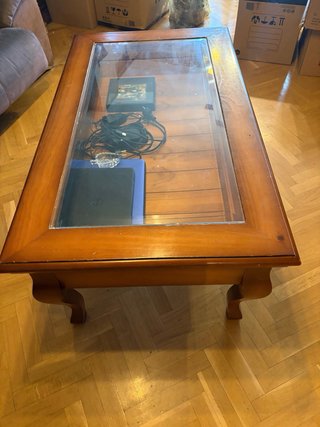 Mesa de centro de madera de pino y cristal.