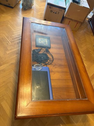 Mesa de centro de madera de pino y cristal.