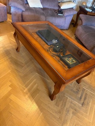 Mesa de centro de madera de pino y cristal.