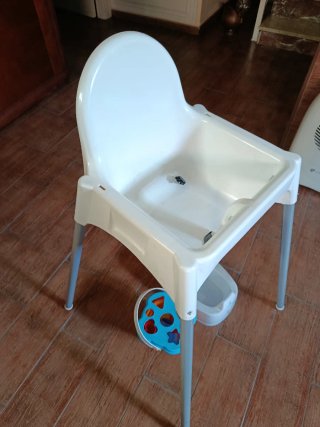 Trona Ikea, orinal y juego figuras