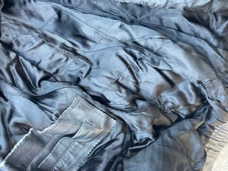 Chaqueta de piel negra