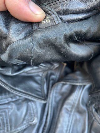Chaqueta de piel negra