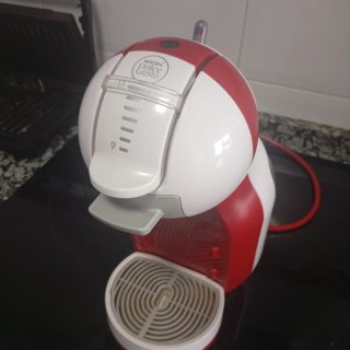 Cafetera Dolce Gusto Roja y Blanca