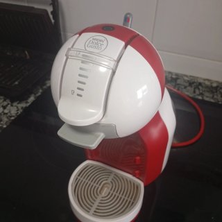 Cafetera Dolce Gusto Roja y Blanca