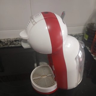 Cafetera Dolce Gusto Roja y Blanca