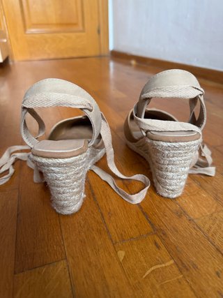 Alpargatas cuña beige y marrón T.39