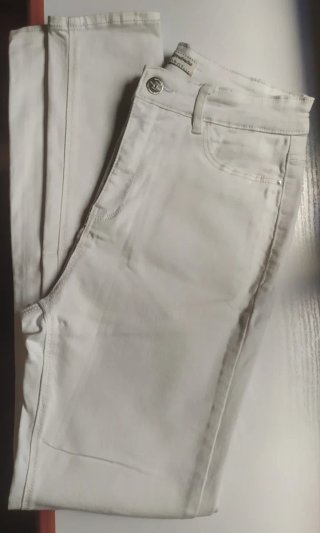 Pantalón vaquero blanco Stradivarius Talla 38