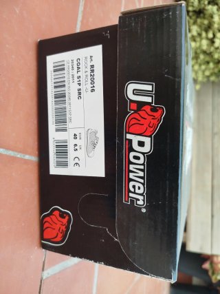 Botas de seguridad grises y rojas