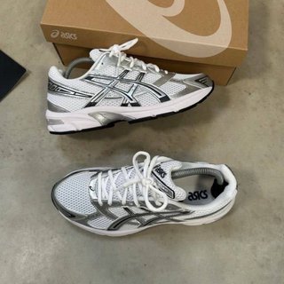 Zapatillas Asics plateadas y blancas