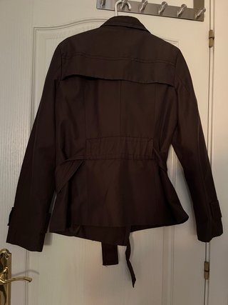 Trench Zara Basic corto marrón