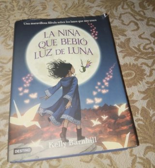 Libro la niña que bebió luz de luna