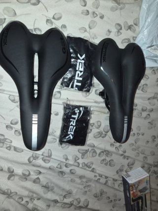2 Asientos de Bicicleta Gel Negro nuevos sin usar