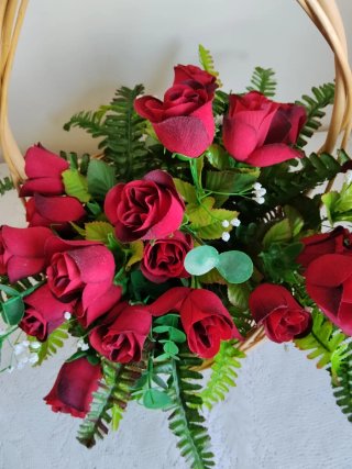 Cesta 22 Rosas Rojas Terciopelo Mimbre