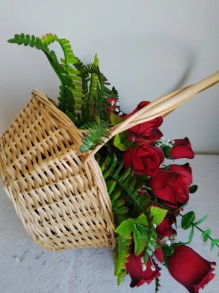 Cesta 22 Rosas Rojas Terciopelo Mimbre